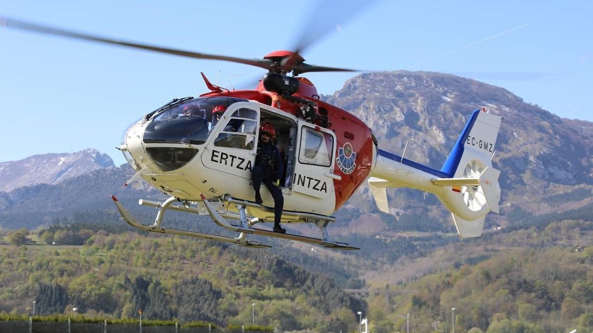 Los Servicios de Emergencias movilizaron un helicóptero para el rescate.