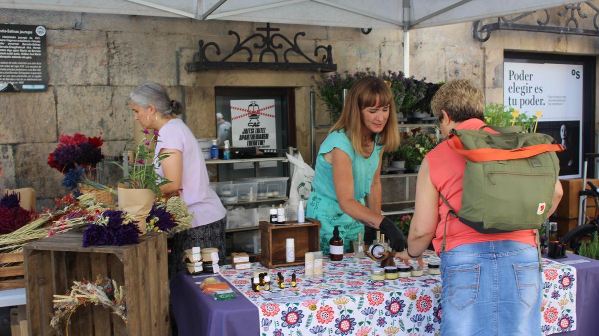 Mercado celebrado el tercer sábado del mes de junio.