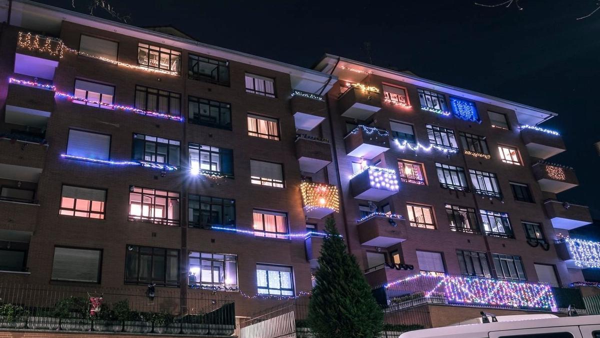 Etxebarri ha iluminado 1.928 balcones, ventanas y fachadas para ayudar al pequeño Aingeru