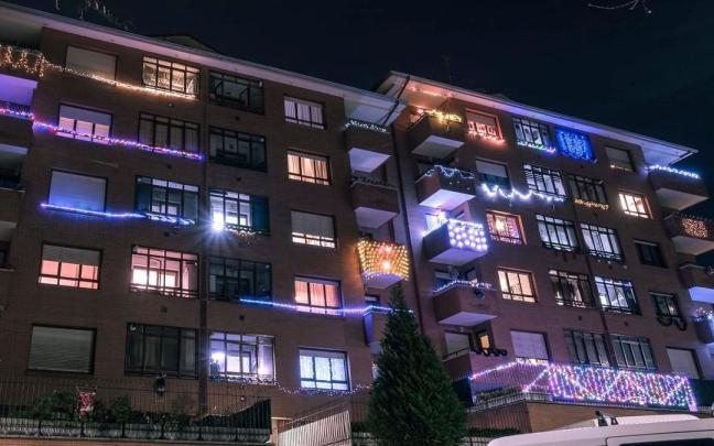 Etxebarri ha iluminado 1.928 balcones, ventanas y fachadas para ayudar al pequeño Aingeru