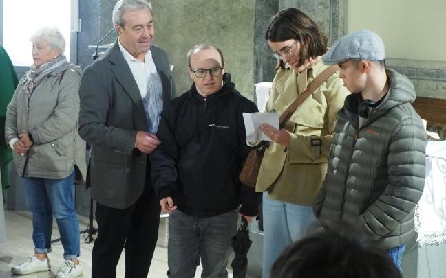 Entrega de las donaciones de la Comision Taurina a Cáritas, Txolarte y la Asociacion de Personas Enfermas y con Discapacidad en la capilla de La Soledad.