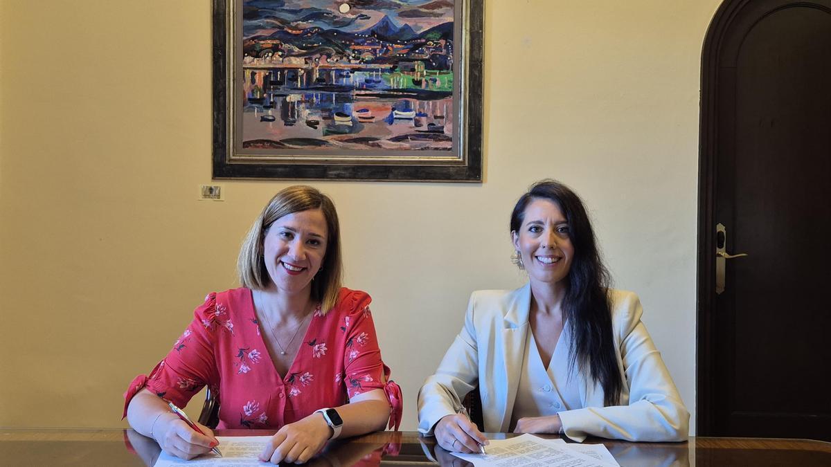 Cristina Laborda, alcaldesa de Irun, y Azahara Domínguez, presidenta de la Autoridad Territorial del Transporte de Gipuzkoa (ATTG).