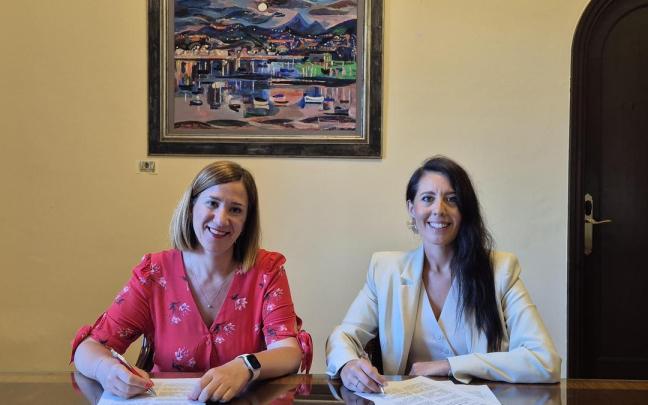 Cristina Laborda, alcaldesa de Irun, y Azahara Domínguez, presidenta de la Autoridad Territorial del Transporte de Gipuzkoa (ATTG).