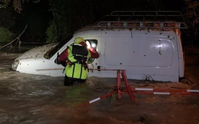 Un vehículo anegado.