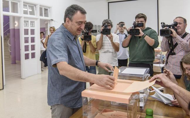 Aitor Esteban, al acudir a votar este domingo.