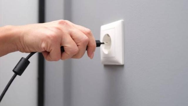 Uno de los errores más comunes que cometemos es dejar el cargador de nuestros dispositivos enchufado cuando no lo estamos utilizando. / Freepik Uno de los errores más comunes que cometemos es dejar el cargador de nuestros dispositivos enchufado cuando no lo estamos utilizando.