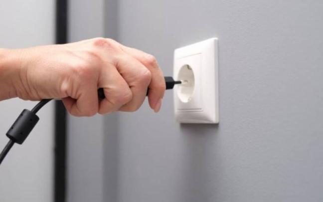 Uno de los errores más comunes que cometemos es dejar el cargador de nuestros dispositivos enchufado cuando no lo estamos utilizando.