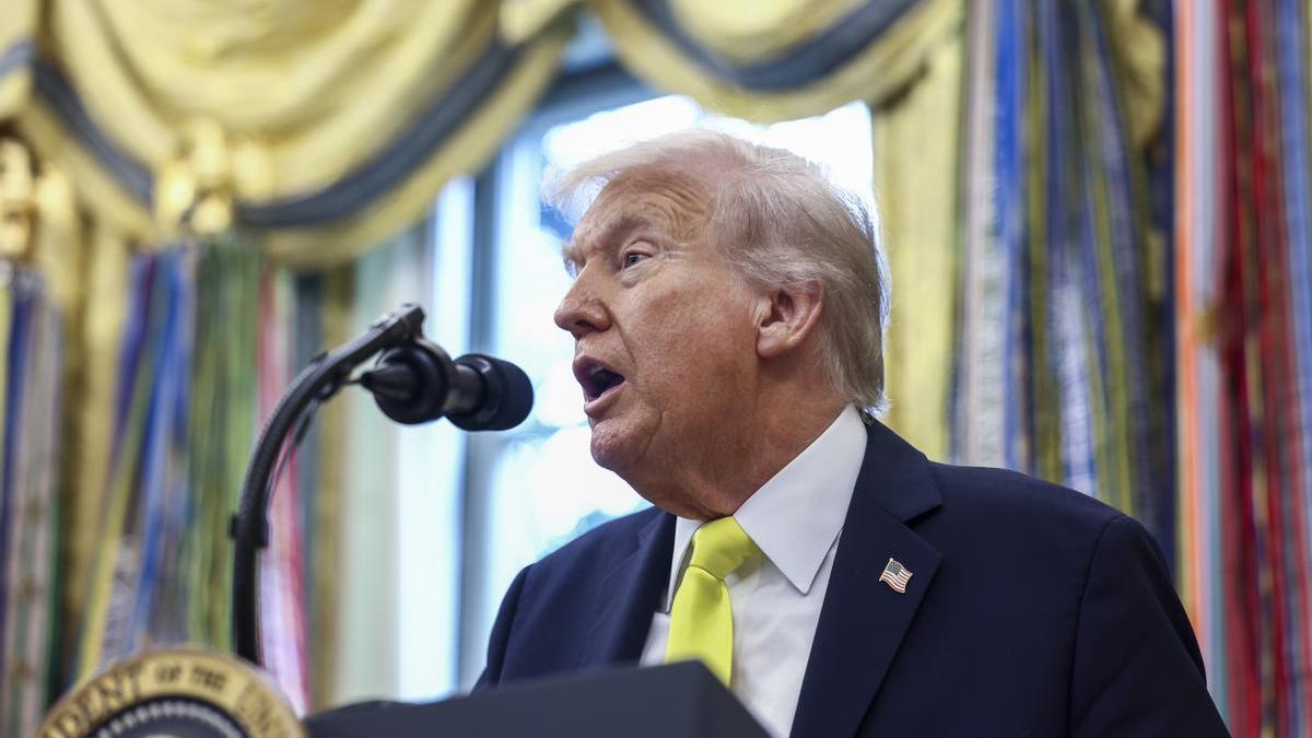 Donald Trump ofrece un discurso desde el Despacho Oval de la Casa Blanca.