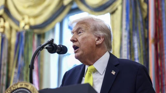 Donald Trump ofrece un discurso desde el Despacho Oval de la Casa Blanca.