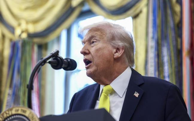 Donald Trump ofrece un discurso desde el Despacho Oval de la Casa Blanca.