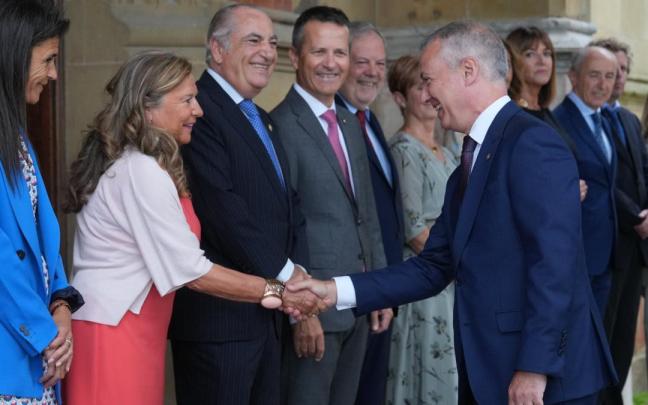 El lehendakari, Iñigo Urkullu, saluda a sus consejeros en Miramar