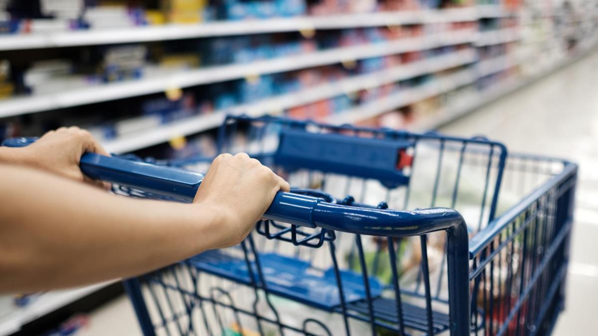 Una persona realiza su compra en un supermercado