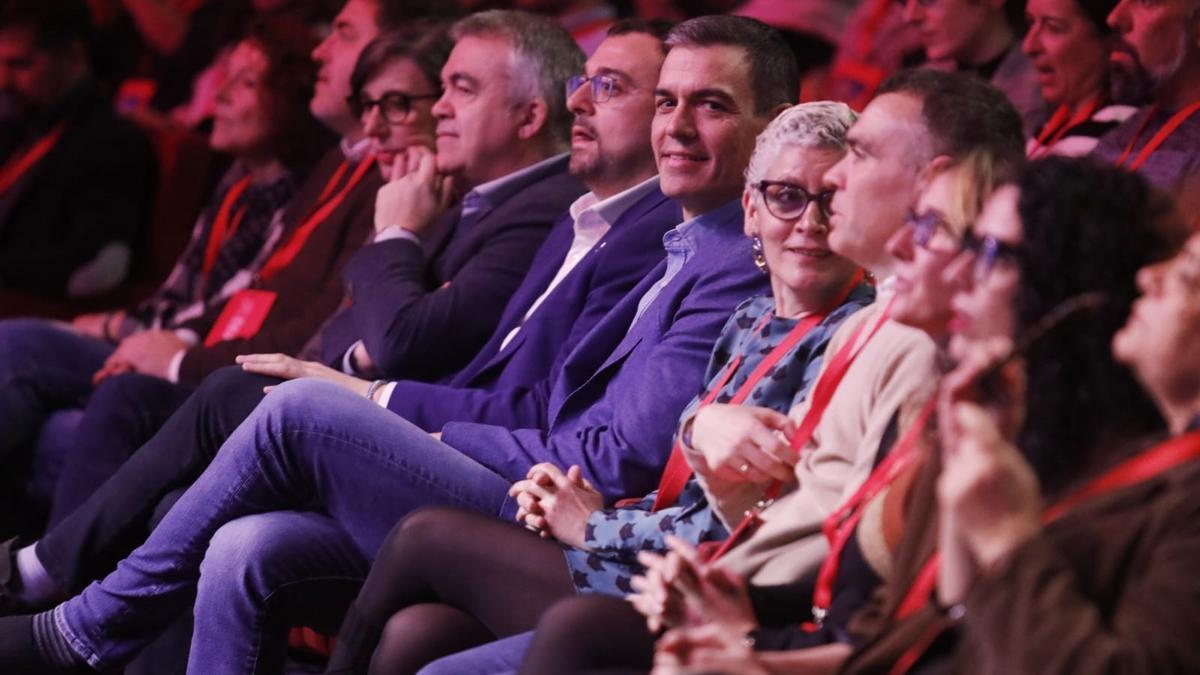 El presidente del Gobierno y secretario general del PSOE, Pedro Sánchez, junto al líder de los socialistas asturianos, Adrián Barbón, en la apertura del 34 Congreso de la FSA