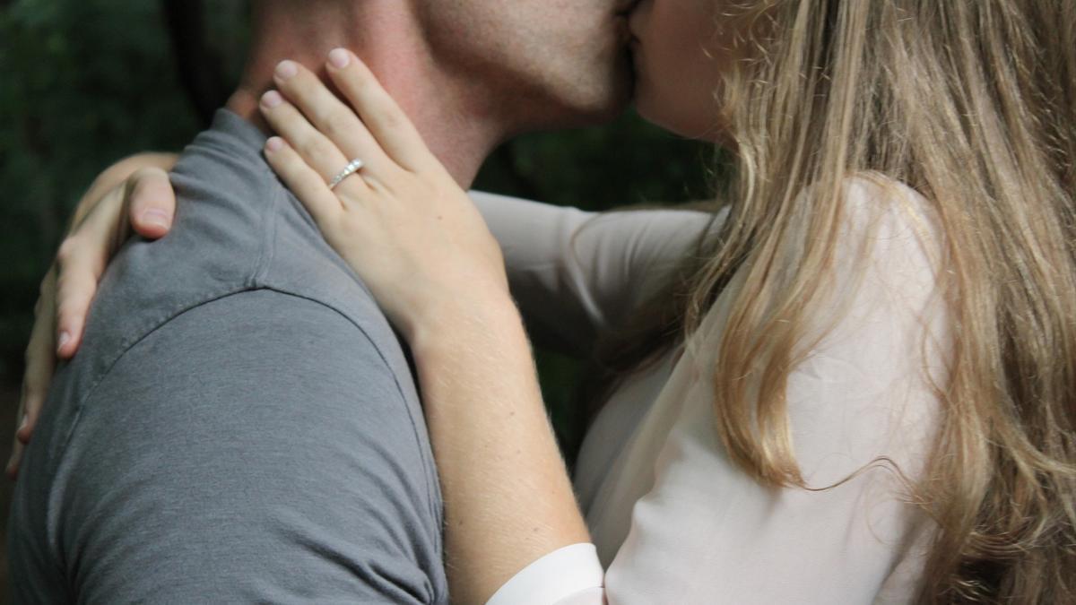 Una pareja dándose un beso