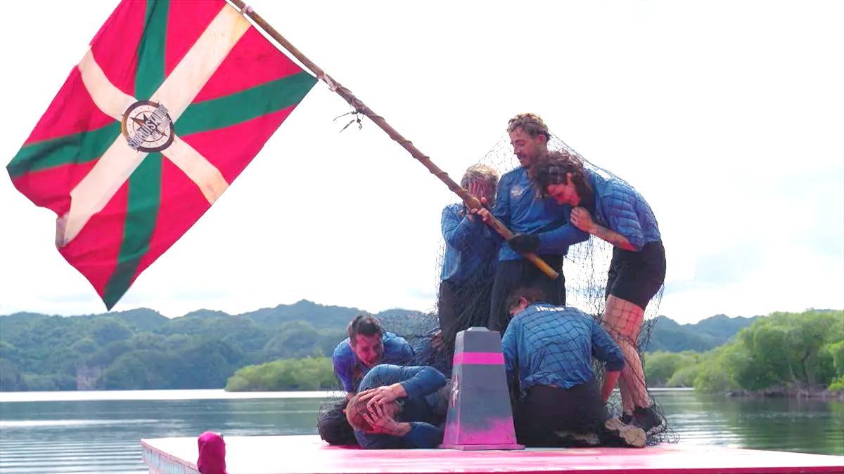 Los Corocotes o azules ondean la ikurriña en su primera victoria