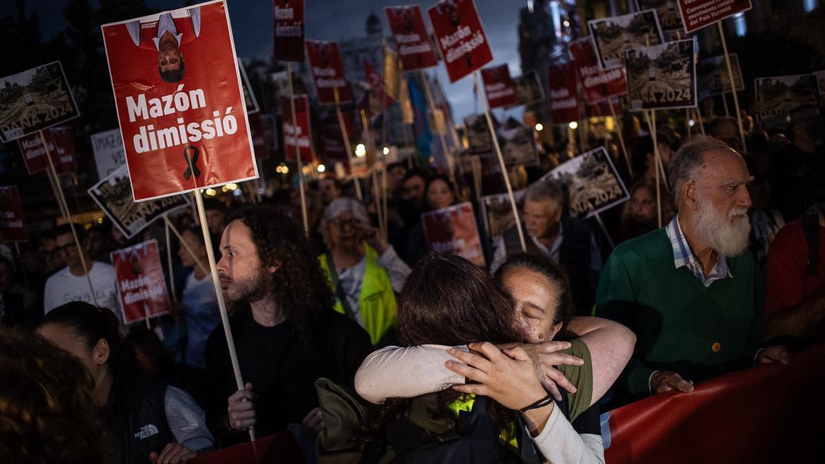 Manifestación en Valencia con el lema 'Mazón dimissió' para protestar por la gestión de la DANA