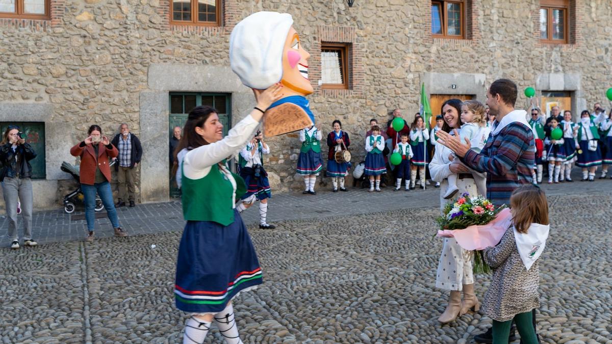 Momento de la entrega y devolución de la Eskarabillera.