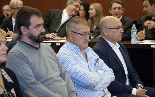 Alfredo de Miguel, Koldo Otxandiano y Aitor Tellería durante el juicio por el cado "de Miguel". Alfredo de Miguel, Koldo Otxandiano y Aitor Tellería durante el juicio por el cado "de Miguel".