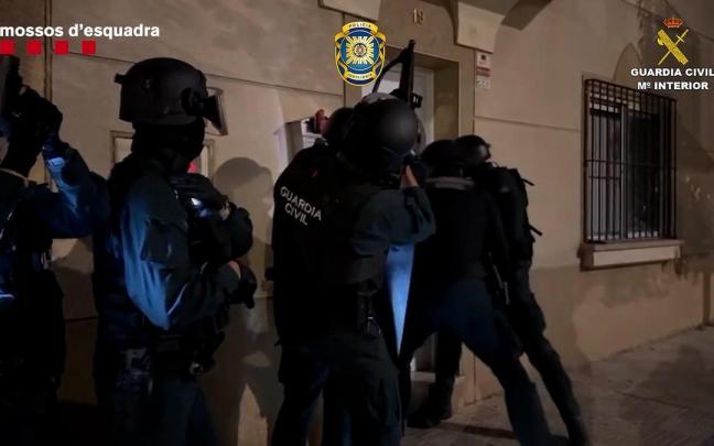 Se ha detenido a tres personas y se han practicado cuatro registros en las provincias de Lleida, Navarra, Guipúzcoa y en la región de Faro (Portugal)