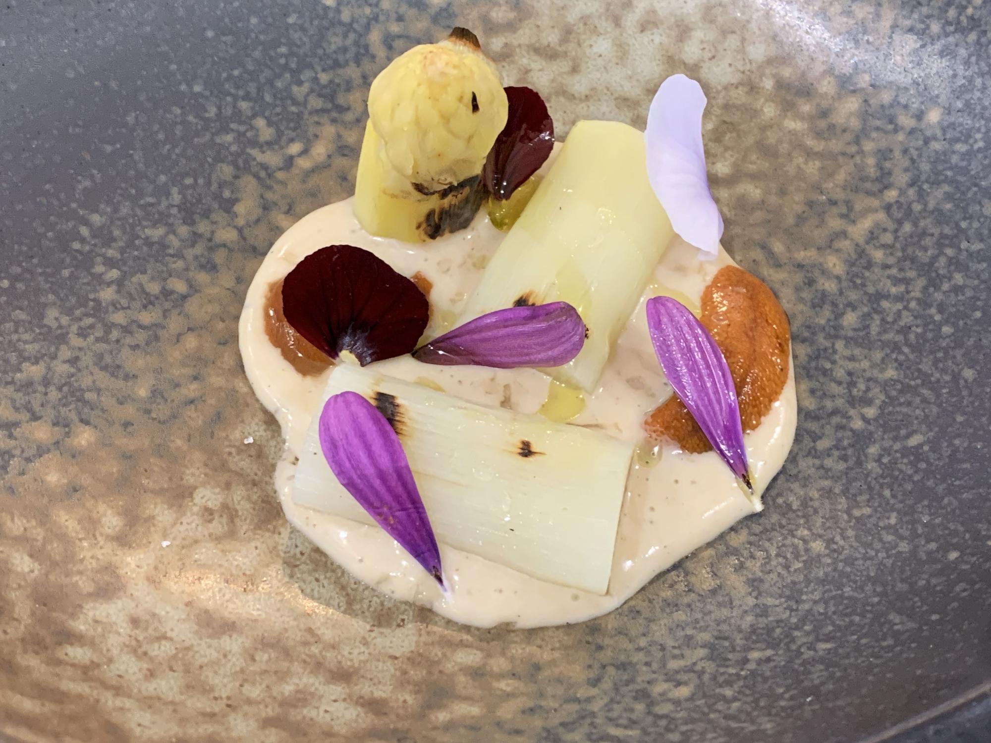 Espárragos con ajo blanco malagueño y erizos.