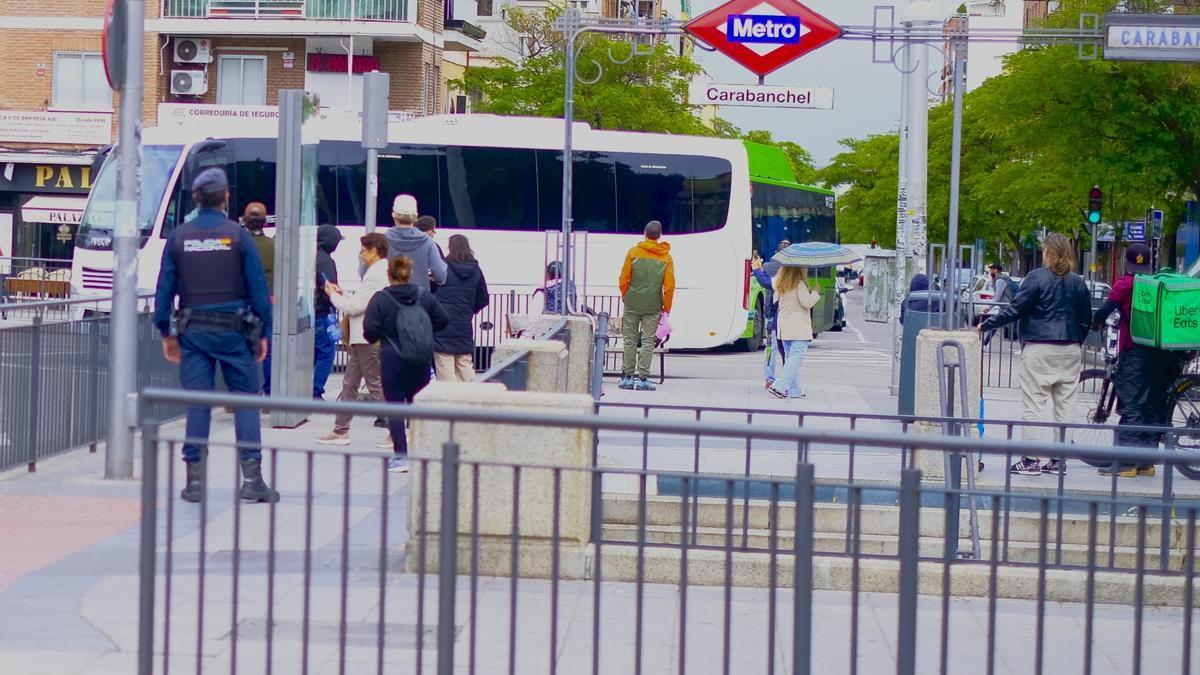 El autobús que transportaba a los 14 españoles del barco con casos de hantavirus a su llegada al Hospital Gómez Ulla en Madrid.