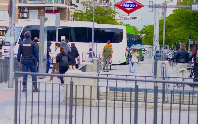 El autobús que transportaba a los 14 españoles del barco con casos de hantavirus a su llegada al Hospital Gómez Ulla en Madrid.