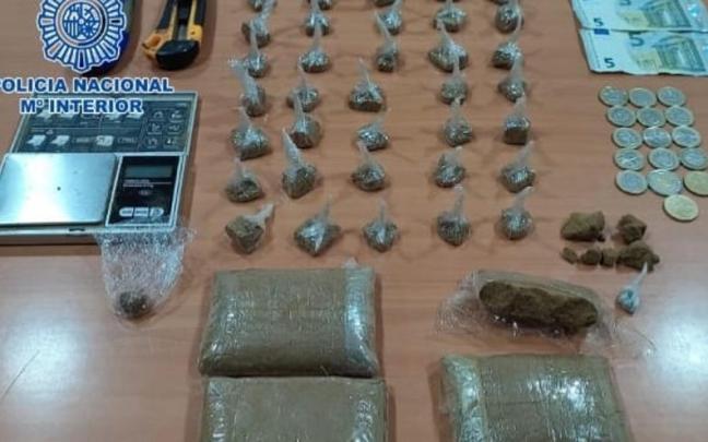 Ocho detenidos y 16 investigados tras desmantelar un punto de venta de droga en el barrio de El Poblado de Melilla Ocho detenidos y 16 investigados tras desmantelar un punto de venta de droga en el barrio de El Poblado de Melilla