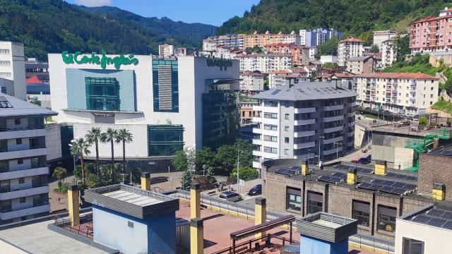 EH Bildu propone aprovechar los aparcamientos de El Corte Inglés como respuesta a los problemas de falta plazas de estacionamiento.