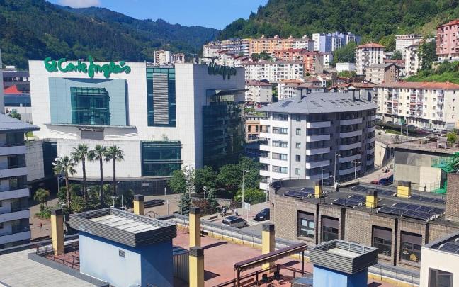 EH Bildu propone aprovechar los aparcamientos de El Corte Inglés como respuesta a los problemas de falta plazas de estacionamiento.