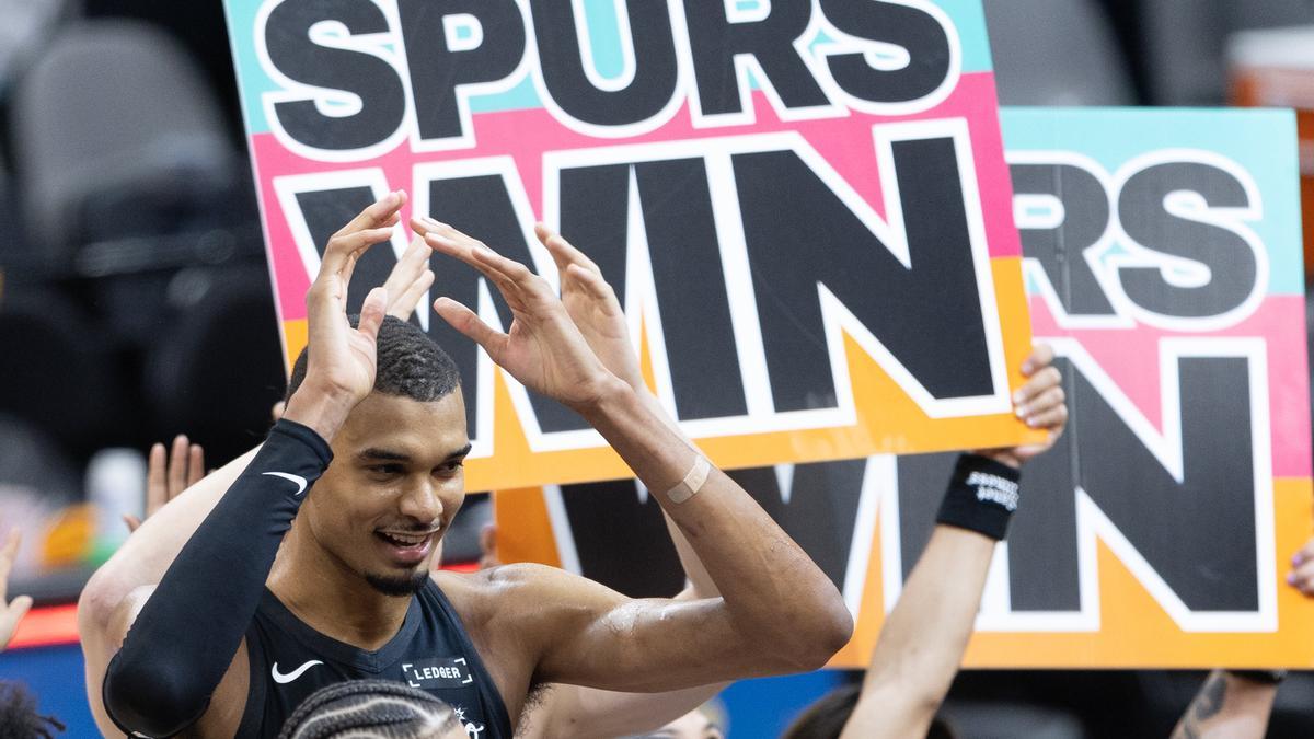 Victor Wembanyama celebra la victoria de los San Antonio Spurs en el primer partido de los 'play-offs'.