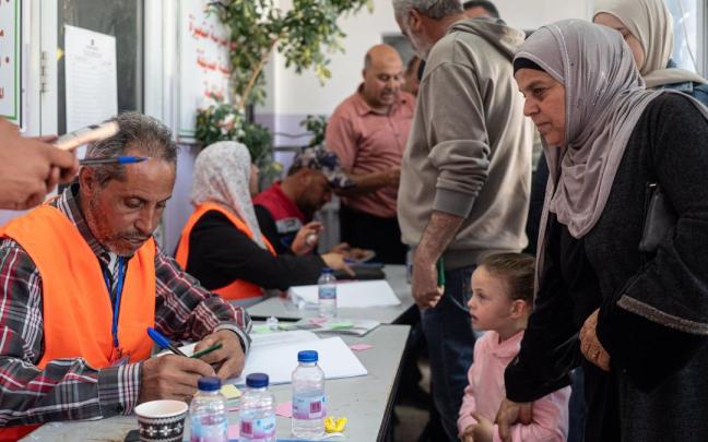 Una mesa de votación en las elecciones municipales en Cisjordania