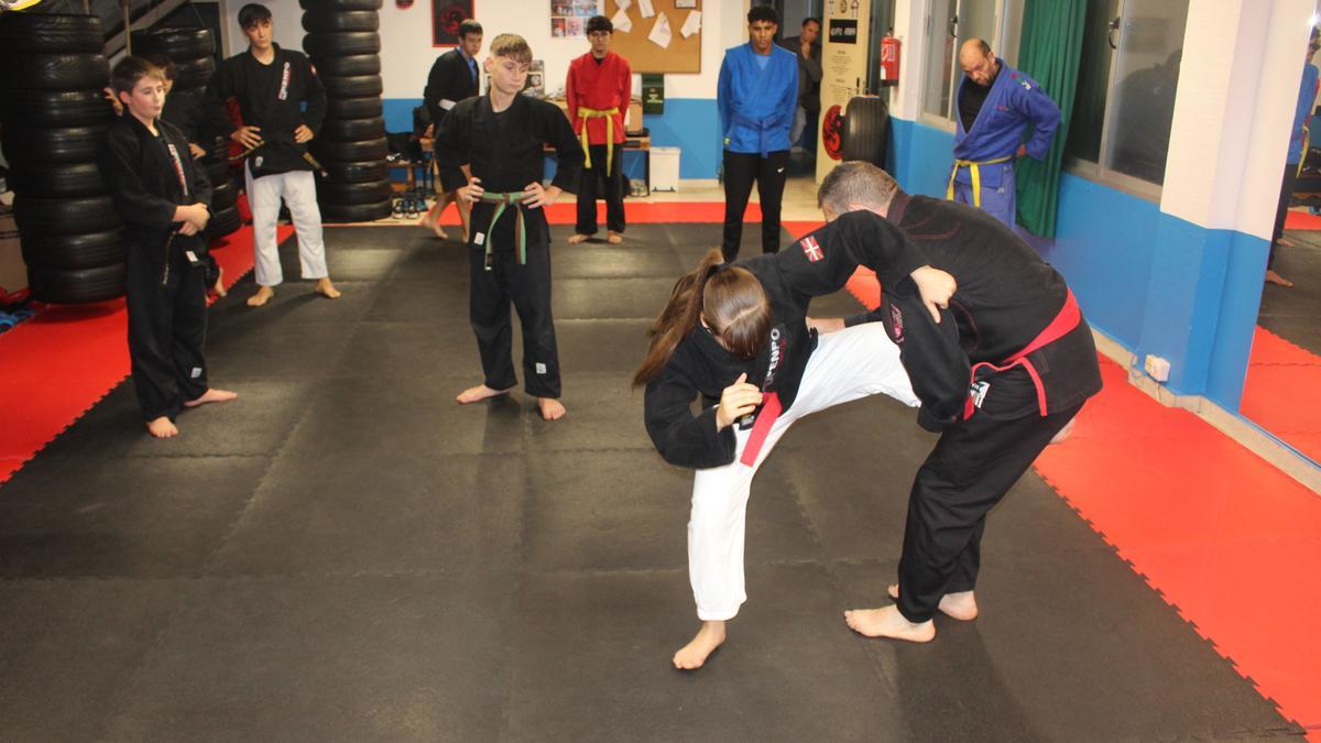 Carriet hace una demostración junto a su alumna Naroa.