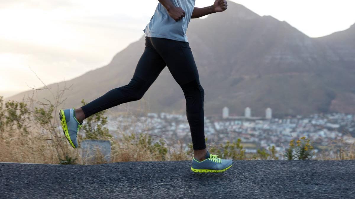 El riesgo que implica el uso del ibuprofeno se intensifica en deportes de larga duración, como correr una maratón o realizar ciclismo prolongado.