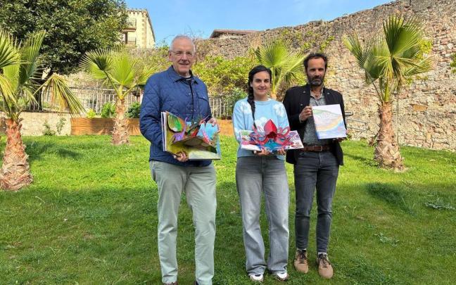 Iñaki Ostolaza, Irune Irureta y Asier Hilario con la obra ‘Flysch pop-up’.