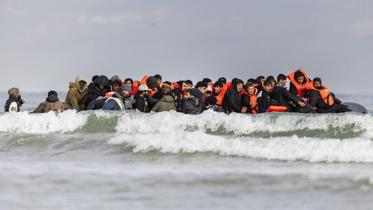 Migrantes a bordo de una lancha atravesando el Canal de la Mancha