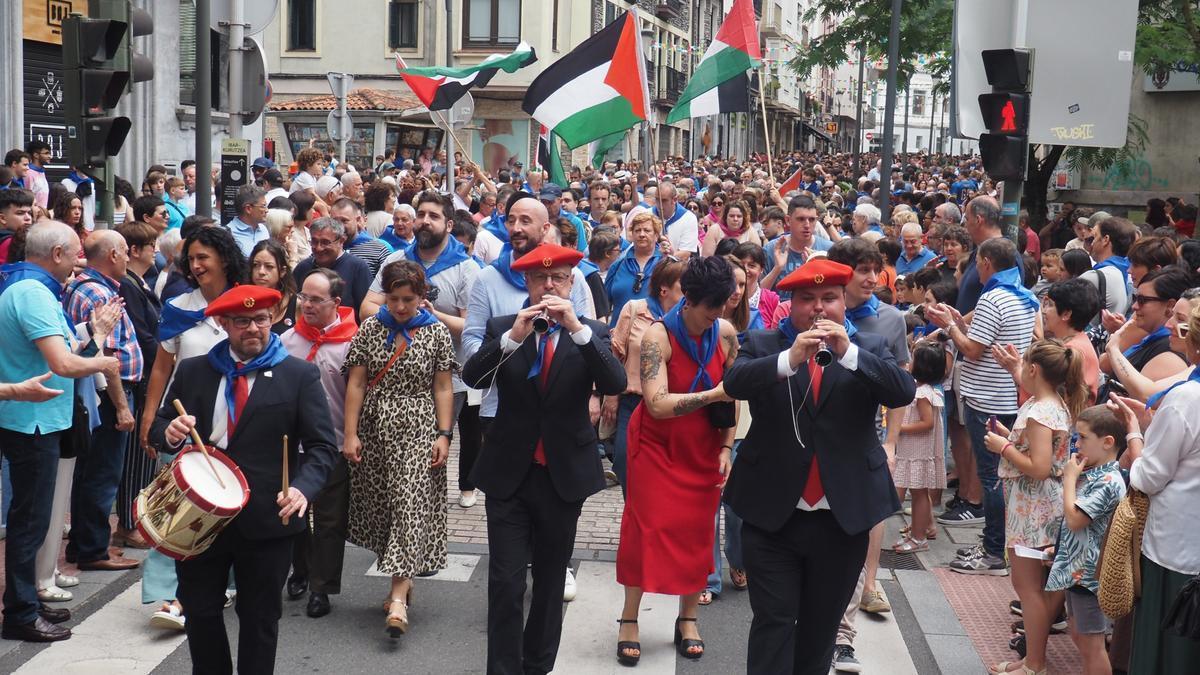La llegada de los dulzaineros de Estella se vio acompañada por miles de eibartarras.
