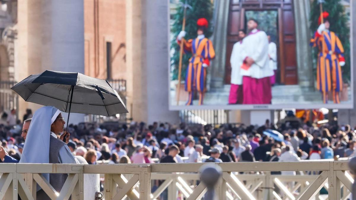 Varios miles de personas, entre fieles y curiosos, se congregan ya en la plaza de San Pedro del Vaticano.