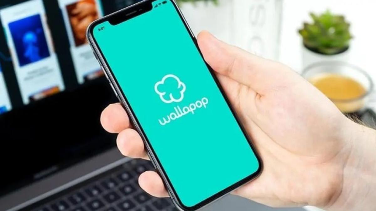 Un teléfono móvil con la aplicación de Wallapop.