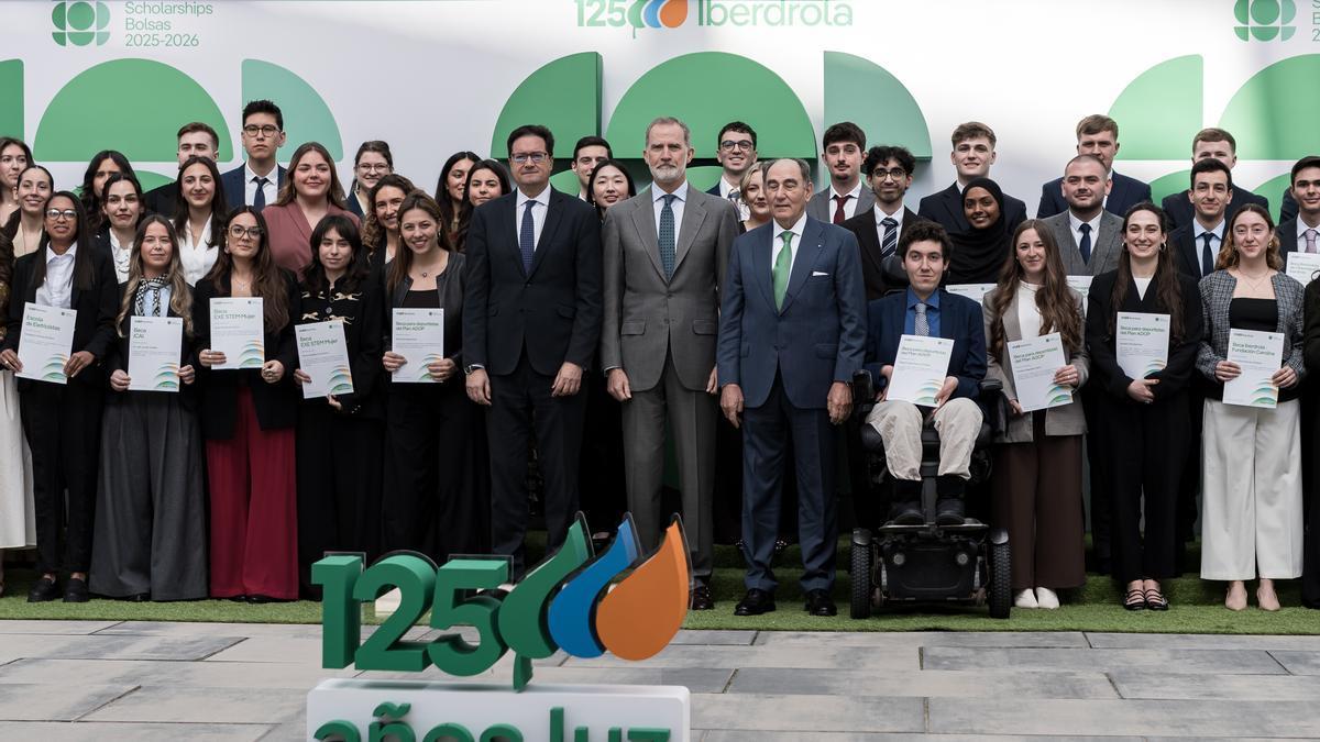 El ministro para la Transformación Digital y de la Función Pública, Óscar López y el presidente de Iberdrola, Ignacio Sánche durante el acto de entrega.