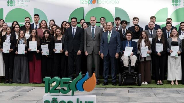 El ministro para la Transformación Digital y de la Función Pública, Óscar López y el presidente de Iberdrola, Ignacio Sánche durante el acto de entrega.
