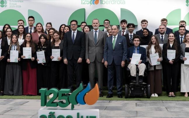 El ministro para la Transformación Digital y de la Función Pública, Óscar López y el presidente de Iberdrola, Ignacio Sánche durante el acto de entrega.