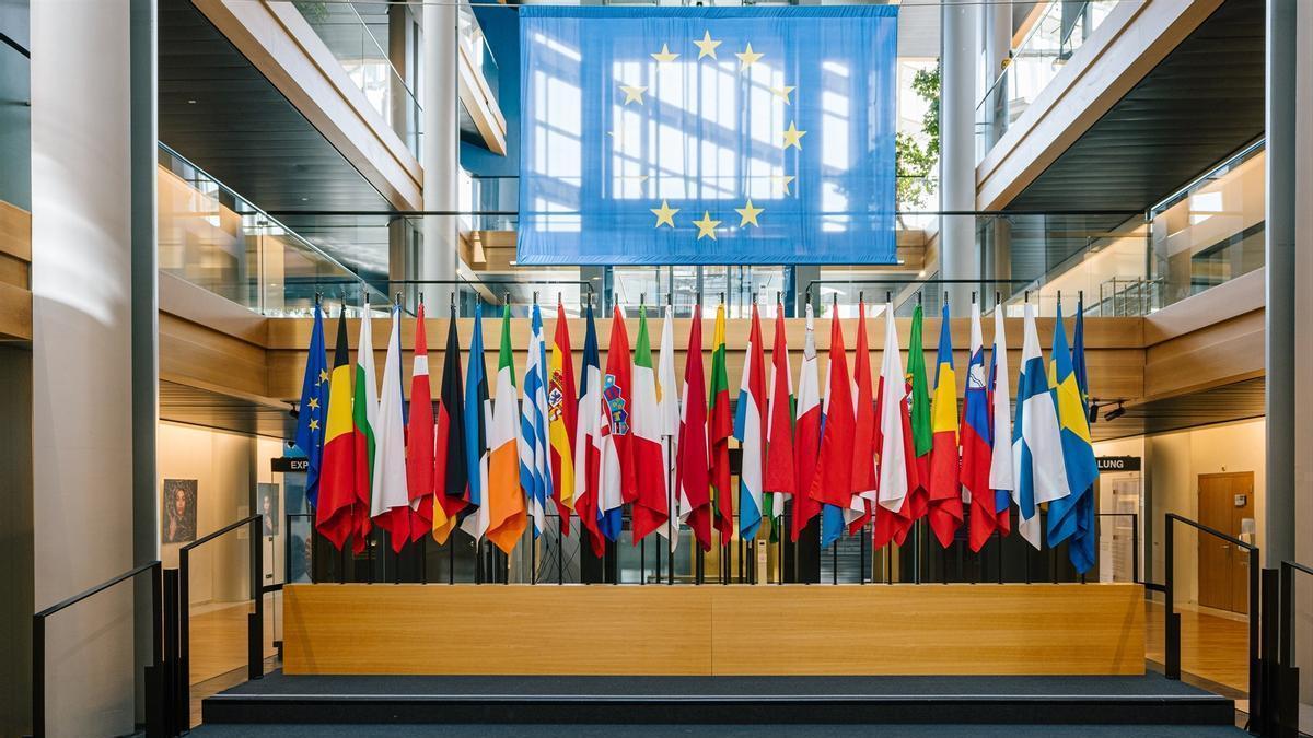 Las banderas de los Estados miembros de la Unión Europea en el interior del Parlamento Europeo.