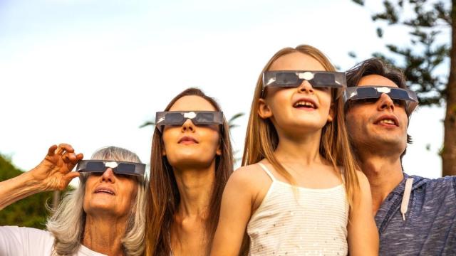 Gente observando un eclipse.