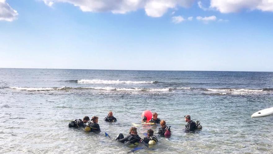 Un grupo de buceadora en la orilla de Cabo de Palos, en Murcia.