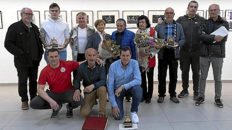 Los fotógrafos premiados posan con sus premios. | FOTO: AZPEITIKO A.A.