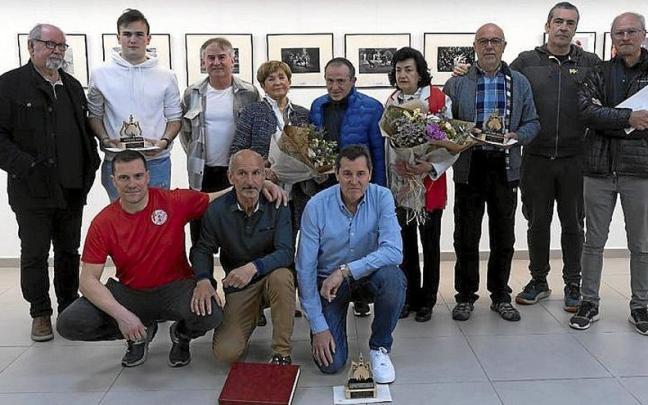 Los fotógrafos premiados posan con sus premios. | FOTO: AZPEITIKO A.A. Los fotógrafos premiados posan con sus premios. | FOTO: AZPEITIKO A.A.