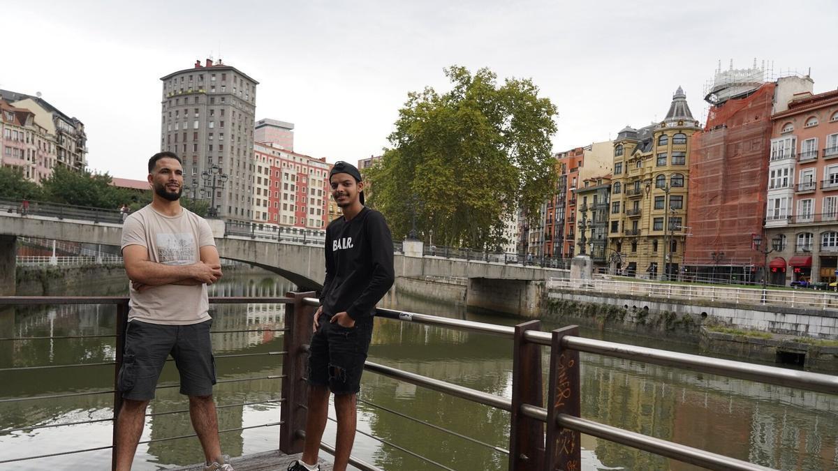 Dos jóvenes que participan en el programa Trapezistak.