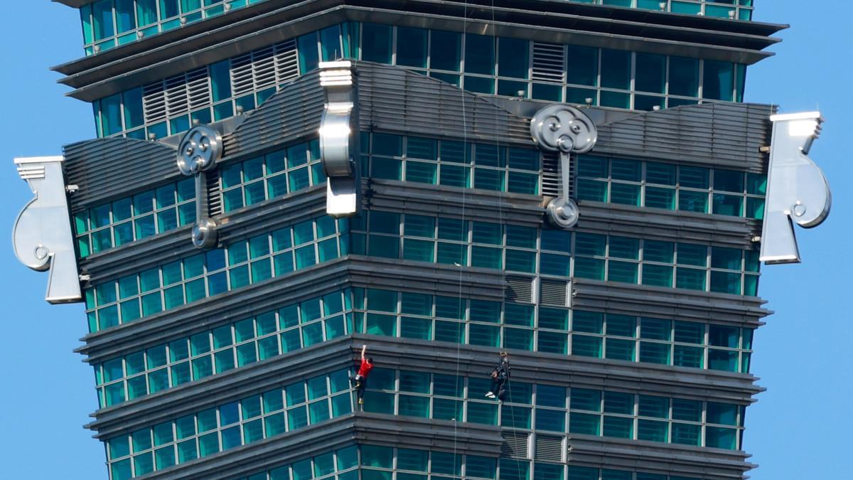Alex Honnold, durante la ascensión en el rascacielos Taipei 101, en Taiwán.