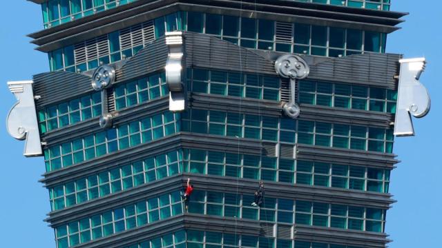 Alex Honnold, durante la ascensión en el rascacielos Taipei 101, en Taiwán.