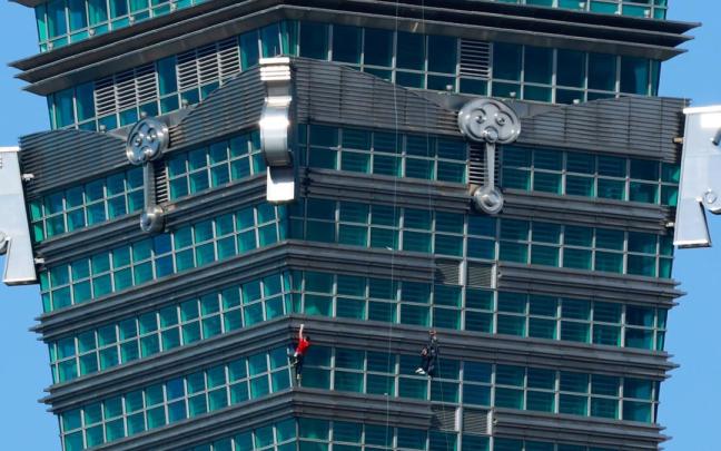 Alex Honnold, durante la ascensión en el rascacielos Taipei 101, en Taiwán.